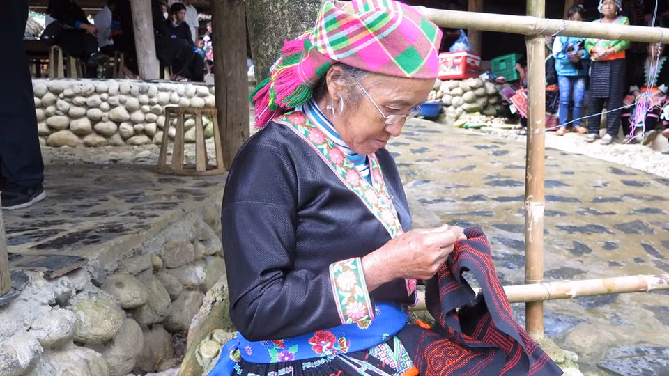 当地居民手工编织的土锦成为特色旅游产品。（越通社记者 越黄 摄）