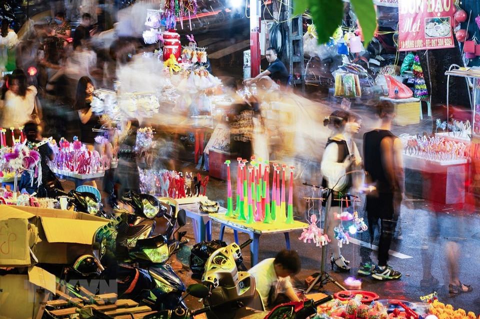 马行街上琳琅满目的中秋玩具摊位。越通社记者 明公 摄