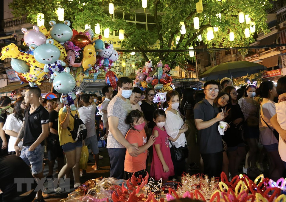 民众聚集在河内市马行街参观娱乐。越通社记者 黄孝 摄