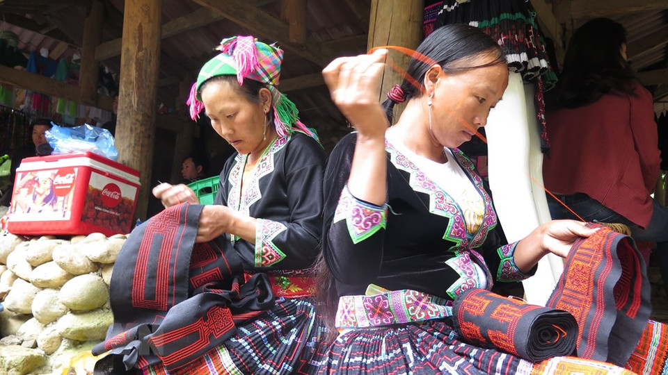 手工编织的土锦颇受游客的喜爱，为当地居民增添收入。（越通社记者 越黄 摄）