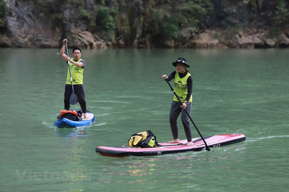 比赛不仅是划船运动员角逐的机会，而且还为全国皮艇爱好者会面交流、交换经验提供平台。越通社记者林潘摄