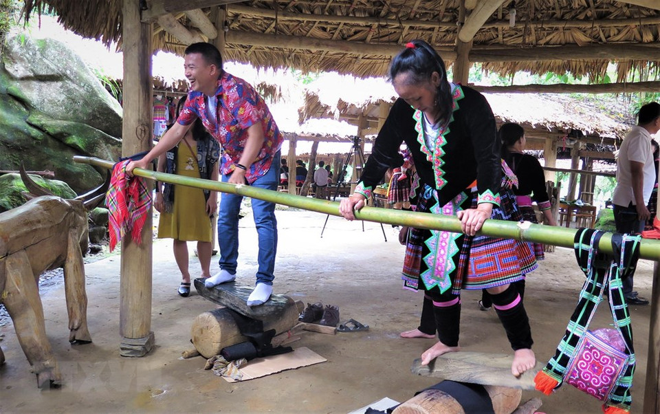 游客对Sin Suoi Ho村居民的日常劳动生活十分感兴趣。（越通社记者 越黄 摄）