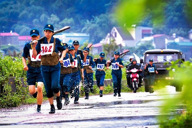 《武装赛跑》（图片来源：hoabinh.gov.vn）