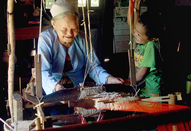 《传统手工艺》（图片来源：hoabinh.gov.vn）