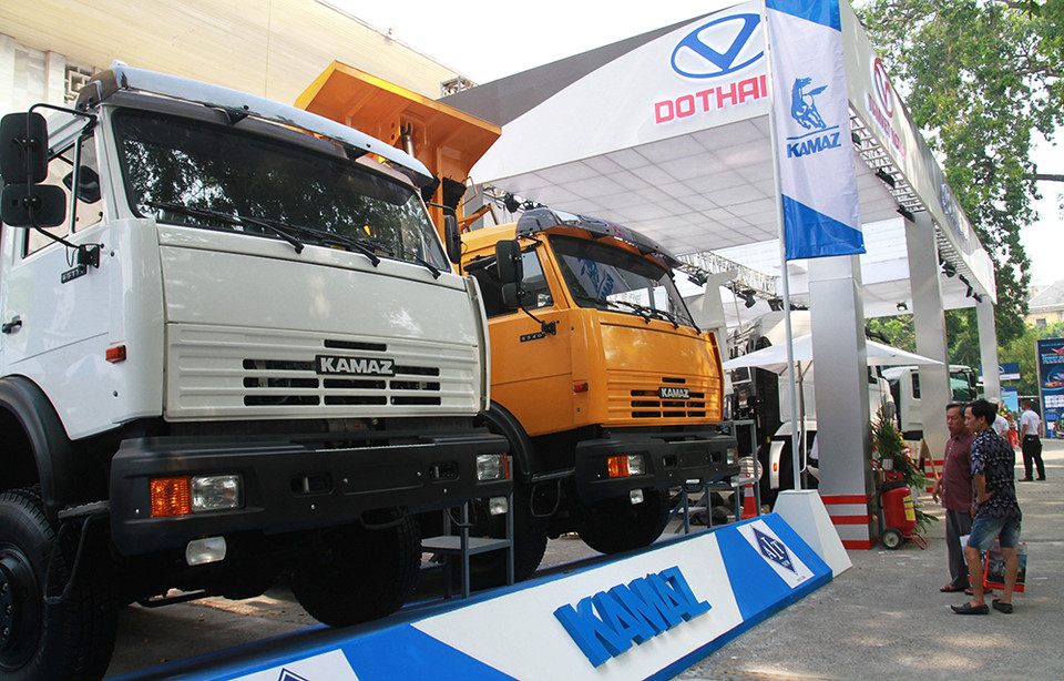 俄罗斯最大卡车品牌卡玛斯展示原装进口车型（图片来源：人民报）