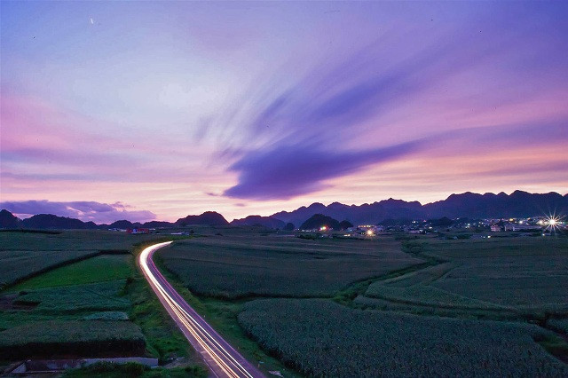 《弯曲》（图片来源：hoabinh.gov.vn）