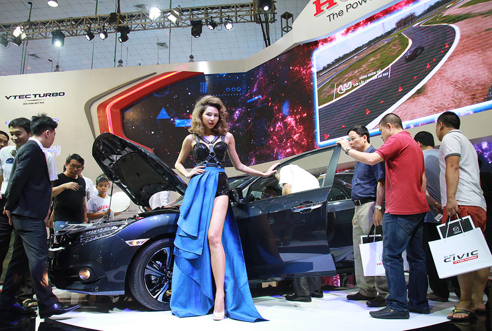 观众前来了解最新版的本田思域车型（图片来源：人民报）