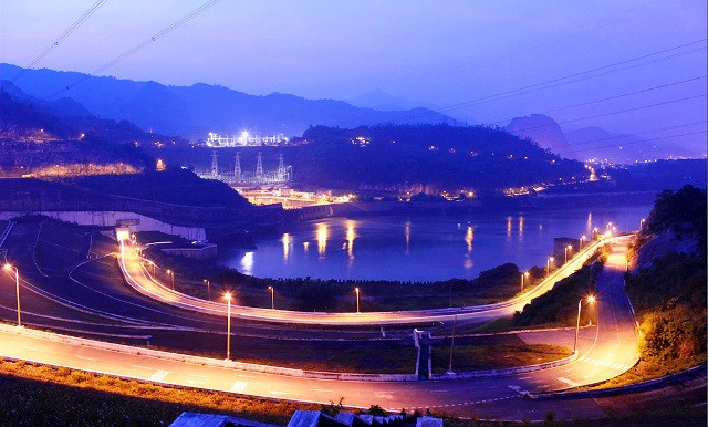 《沱江黄昏》（图片来源：hoabinh.gov.vn）