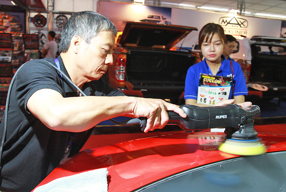 向消费者介绍新的技术（图片来源：人民报）