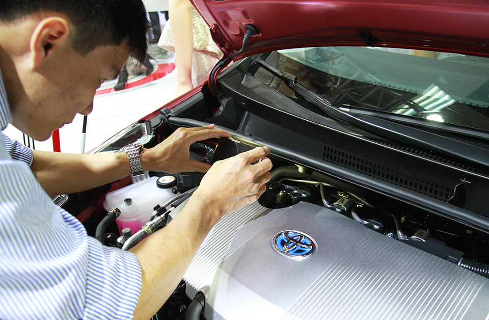 了解汽车的每一细节（图片来源：人民报）