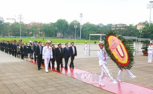 本扬·沃拉吉一行拜谒胡志明主席陵墓并敬献花圈。