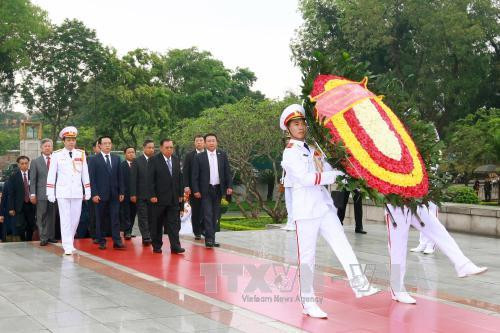  本扬·沃拉吉一行前往英雄烈士纪念台敬献花圈。