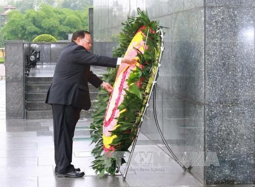 本扬·沃拉吉一行拜谒胡志明主席陵墓并敬献花圈。