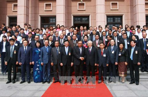  本扬·沃拉吉与胡志明国家政治学院领导、教师、干部人员合影。