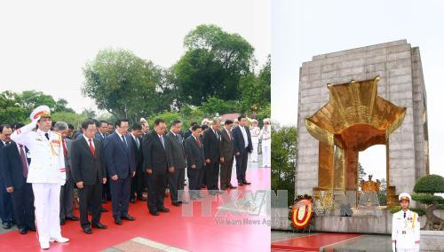  本扬·沃拉吉一行前往英雄烈士纪念台敬献花圈。