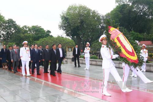  本扬·沃拉吉一行前往英雄烈士纪念台敬献花圈。