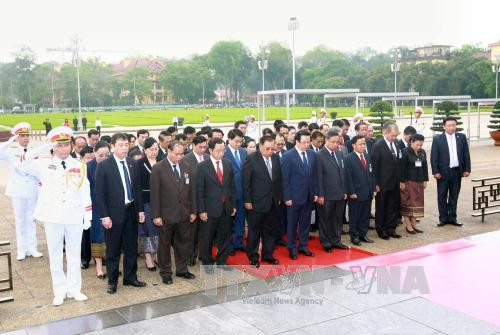 本扬·沃拉吉一行拜谒胡志明主席陵墓并敬献花圈。