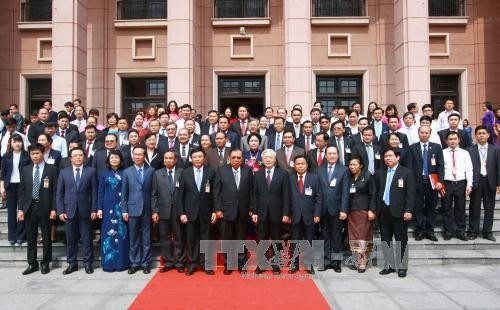  本扬·沃拉吉与胡志明国家政治学院领导、教师、干部人员合影。