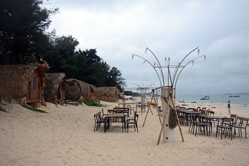 更加有趣的是，游客可以在海滩上举行宴会，边倾听海浪声，边品尝宴会的美食。（图片来源：《人民军队报网》）