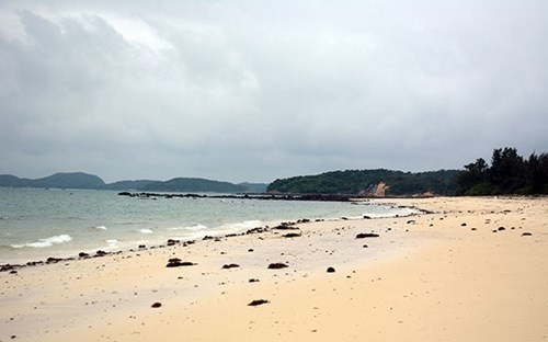 姑苏岛碧绿的海水和连绵不断的细白沙滩一直延伸到远处。（图片来源：《人民军队报网》）