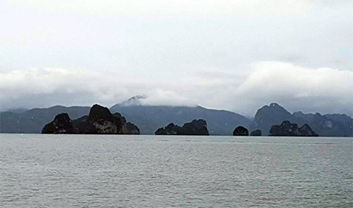 游客坐在快艇上观赏岛屿的美丽风景。（图片来源：《人民军队报网》）