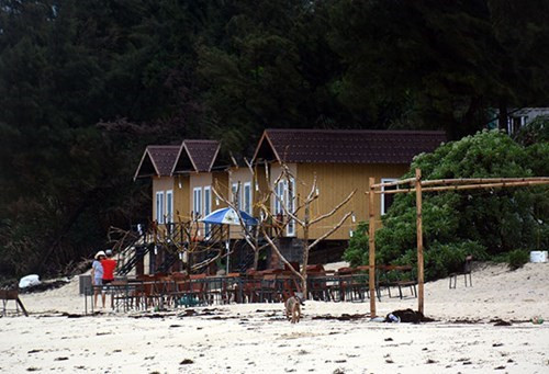 在红万海滩休息时，游客可以租一栋设计独特的小房屋来休息。（图片来源：《人民军队报网》）