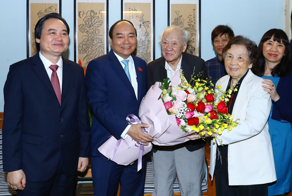 越南政府总理阮春福走访慰问“人民教师”以及为越南教育事业做出巨大贡献的教师代表。（图片来源：越通社）