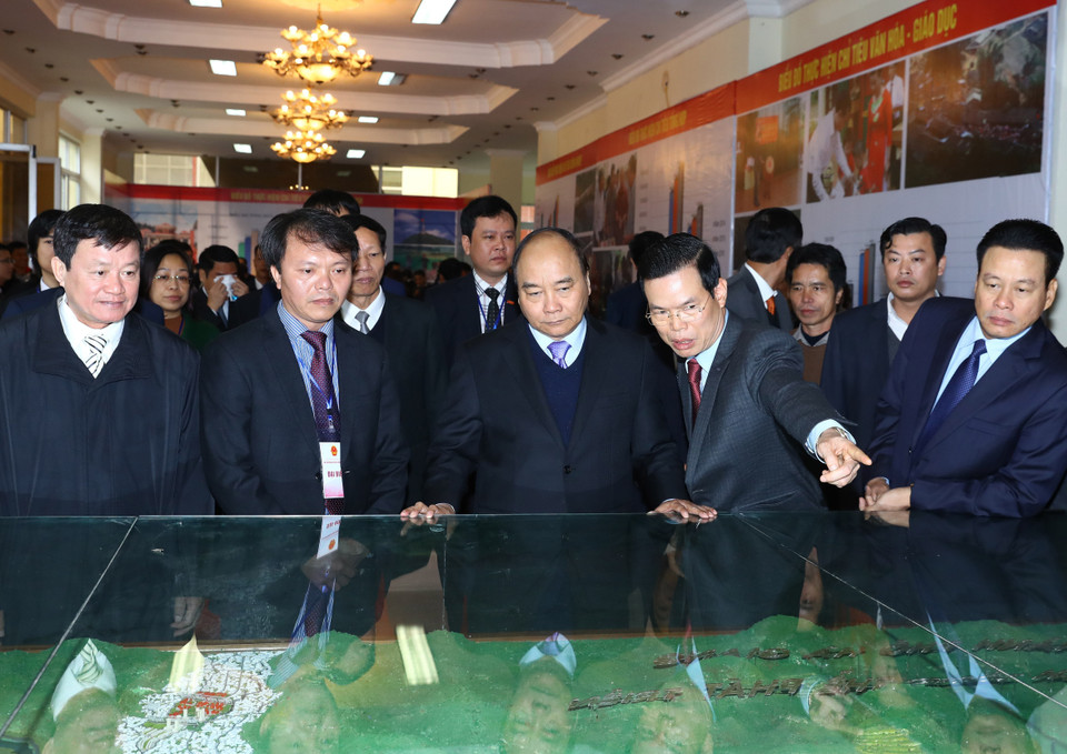 越南政府总理阮春福参观河江省比例模型。（图片来源：越通社）