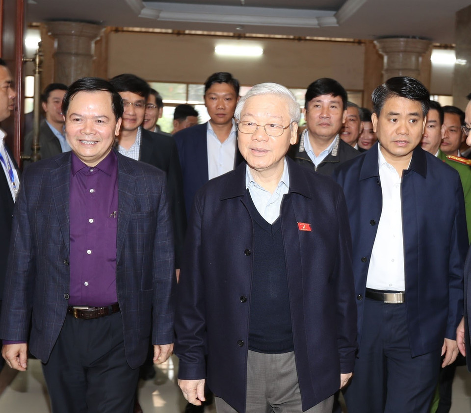 越共中央总书记阮富仲会见河内市西湖和巴亭郡选民。越通社记者　智勇　摄