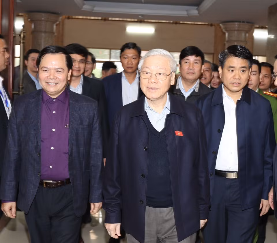 越共中央总书记阮富仲会见河内市西湖和巴亭郡选民。越通社记者　智勇　摄