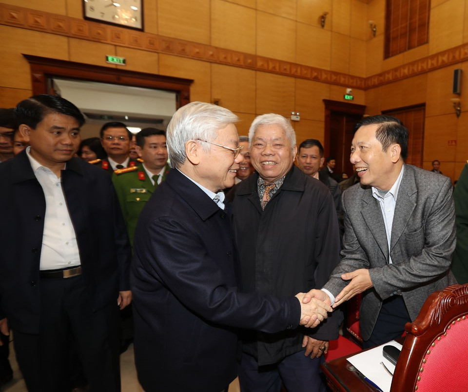 越共中央总书记阮富仲会见河内市西湖和巴亭郡选民。越通社记者　智勇　摄