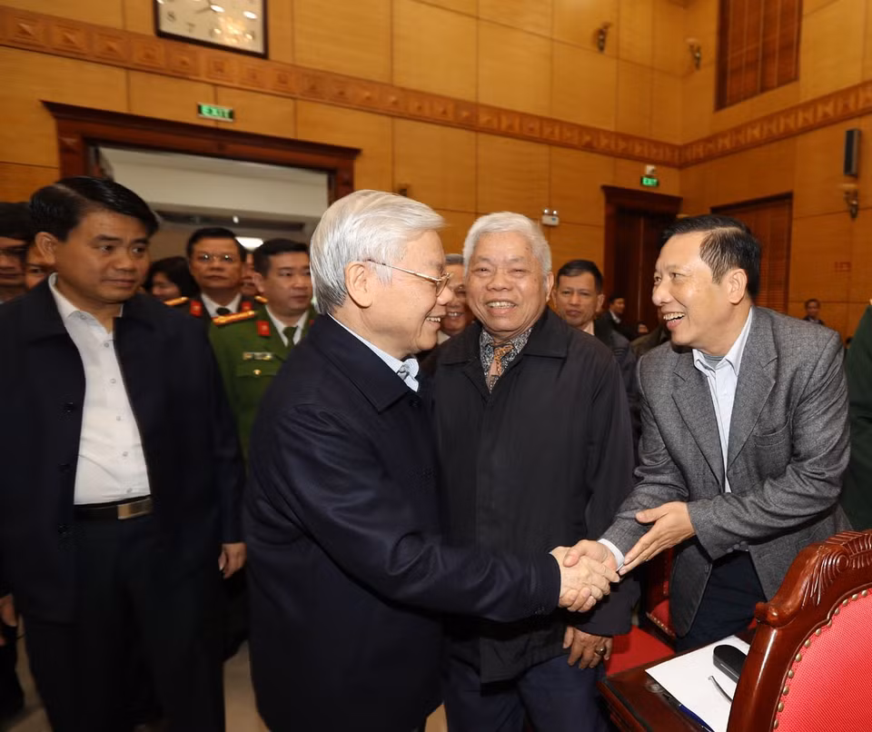 越共中央总书记阮富仲会见河内市西湖和巴亭郡选民。越通社记者　智勇　摄