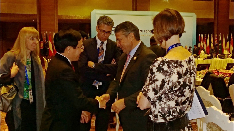 越南外长范平明会见德国外交部长西格玛尔·加布里尔（Sigmar Gabriel）（图片来源：越通社）