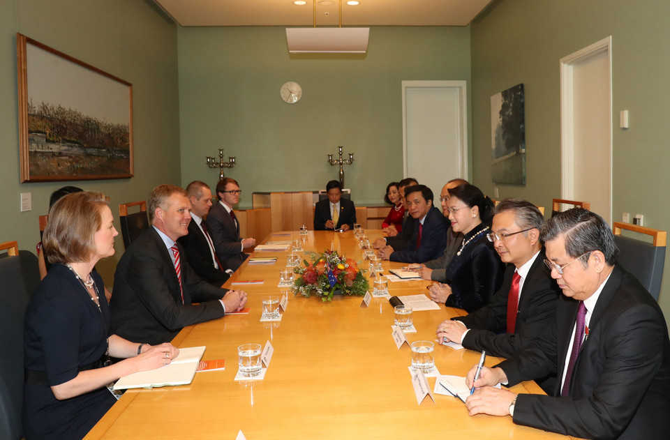 欢迎仪式结束后，双方举行会谈（图片来源：越通社）