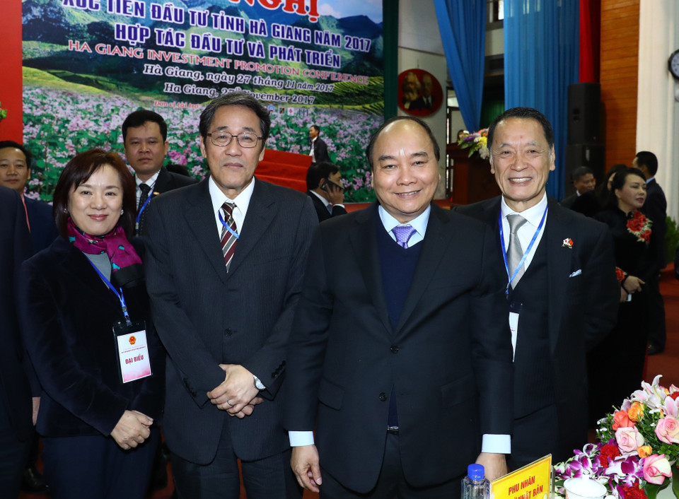 越南政府总理阮春福和河江省代表。（图片来源：越通社）