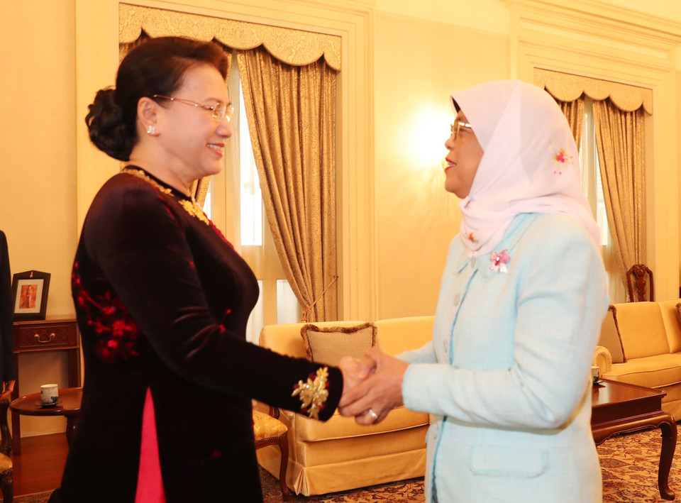 越南国会主席阮氏金银当地时间11月27日会见新加坡共和国总统哈莉玛·雅各布（Halimah Yacob)。越通社记者 仲德 摄