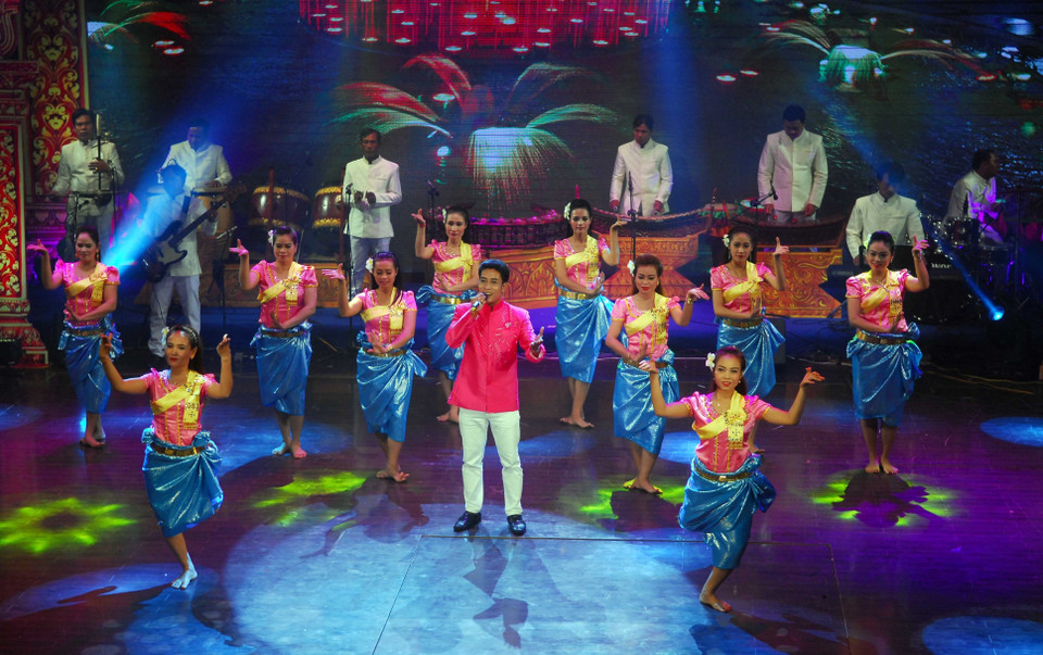 越南南部高棉族同胞文化体育与旅游节闭幕式的表演节目。（图片来源：越通社）