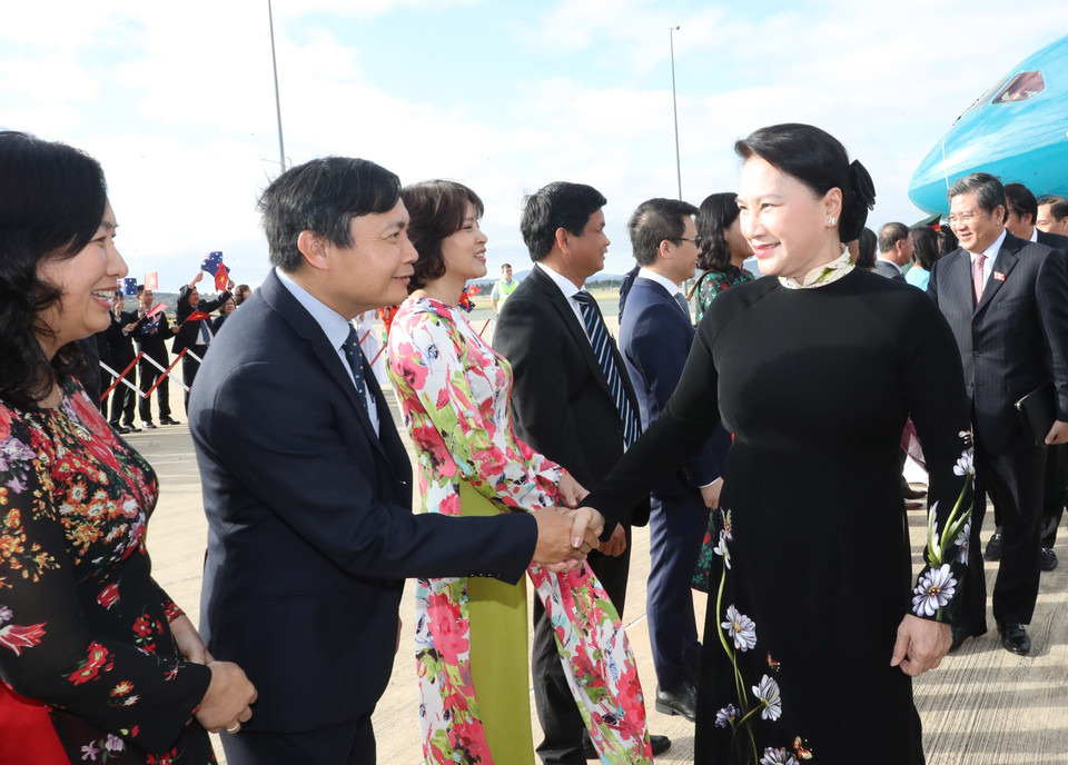 越南国会主席阮氏金银一行抵达澳大利亚首都堪培拉。（图片来源：越通社）