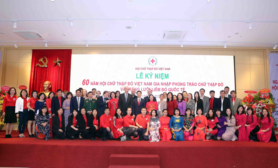 武德儋与各位代表合影。（图片来源：越通社）