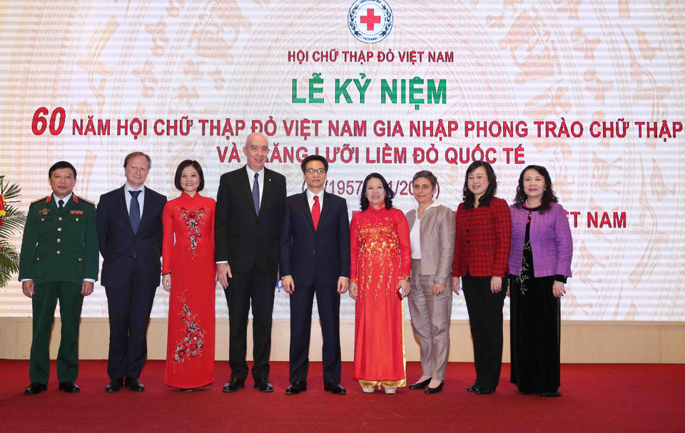 武德儋与各位代表合影。（图片来源：越通社）