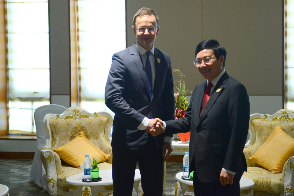越南外长范平明会见匈牙利对外经济与外交部部长西雅多·彼得(Szijjarto Peter)（图片来源：越通社）