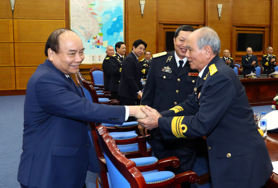 阮春福与各代表握手。（图片来源：越通社）