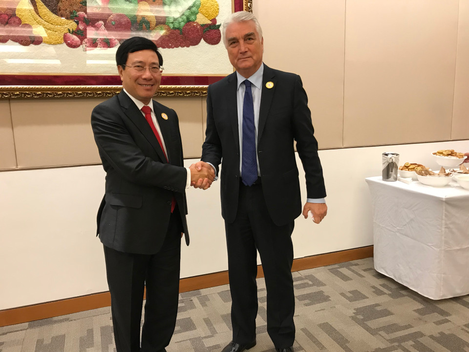 越南外长范平明会见斯洛文尼亚外长洛加尔（Andej Logar）（图片来源：越通社）