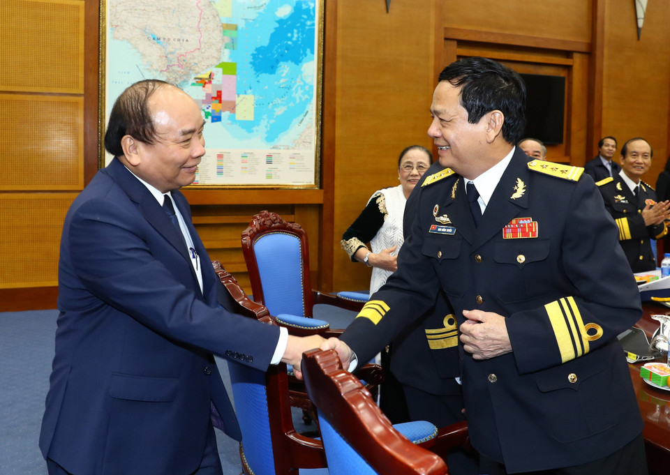 阮春福与各代表握手。（图片来源：越通社）