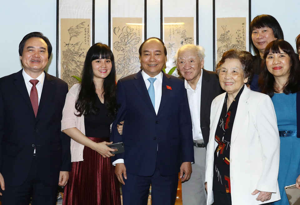越南政府总理阮春福走访慰问“人民教师”以及为越南教育事业做出巨大贡献的教师代表。（图片来源：越通社）