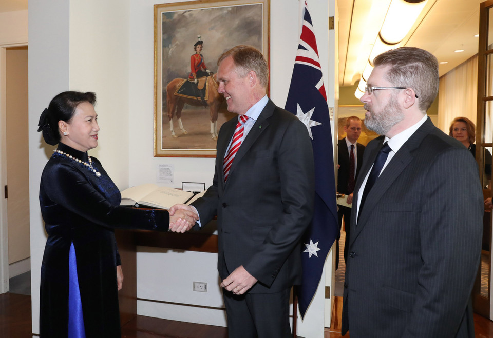 澳大利亚众议院议长托尼·史密斯和参议院议长斯科特•瑞安11月29日在首都堪培拉举行仪式，欢迎越南国会主席阮氏金银（图片来源：越通社）