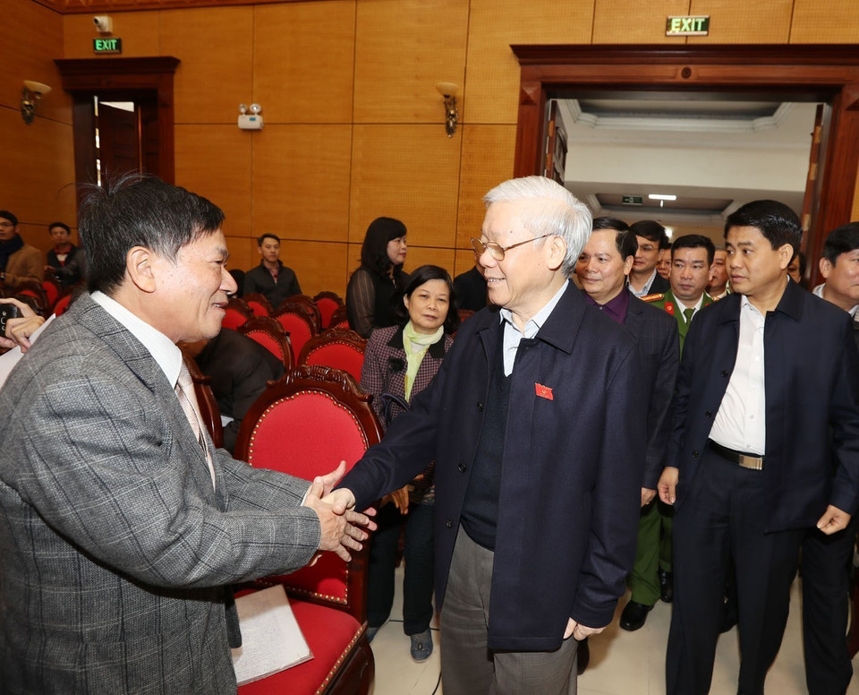 越共中央总书记阮富仲会见河内市西湖和巴亭郡选民。越通社记者　智勇　摄