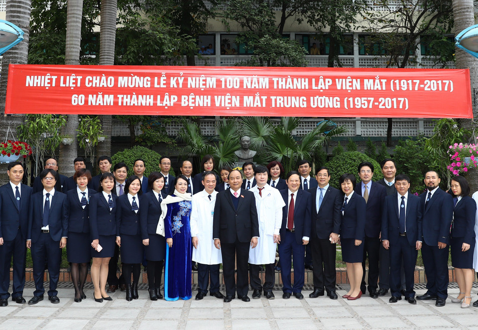 阮春福总理与眼科医院领导代表合影。（图片来源：越通社）