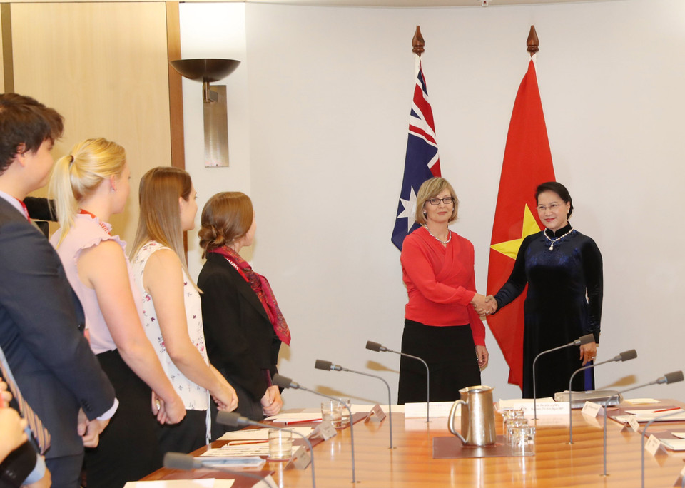 越南国会主席阮氏金银会见按照“新科伦坡计划”在越南学习的澳大利亚大学生代表。（图片来源：越通社）