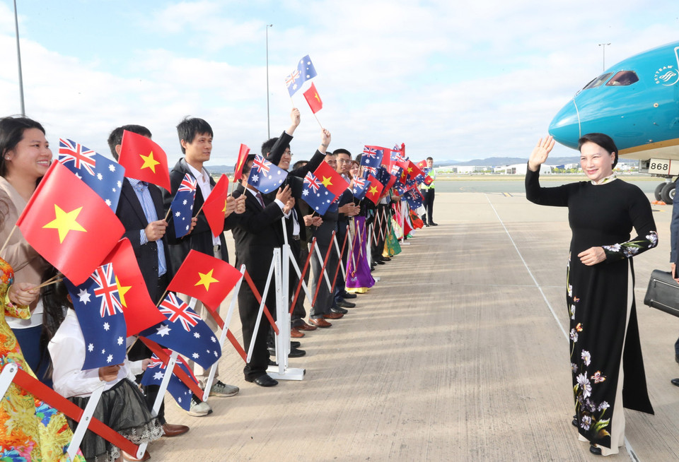 越南国会主席阮氏金银一行抵达澳大利亚首都堪培拉。（图片来源：越通社）